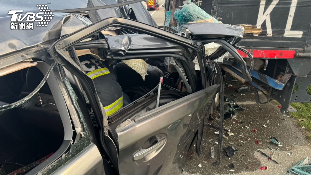 台中龍井區一輛汽車自撞貨車，駕駛肇事逃逸，留下車上2名乘客。（圖／TVBS）