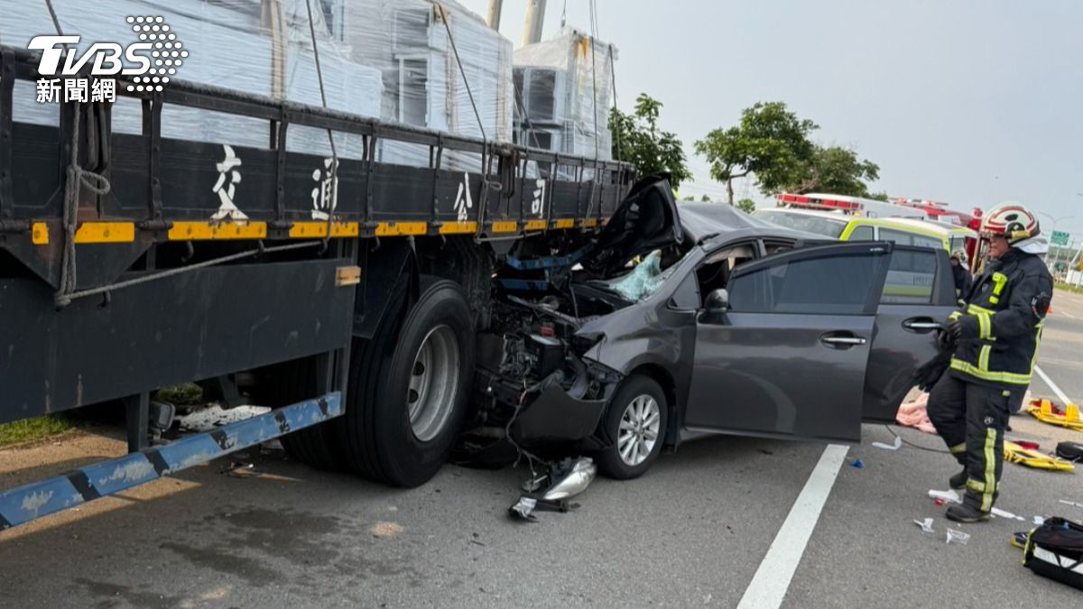 駕駛疑似肇逃，步行離開現場，車上2名55歲的男女，一位男性恢復心跳，另一名女性傷重身亡。（圖／TVBS）