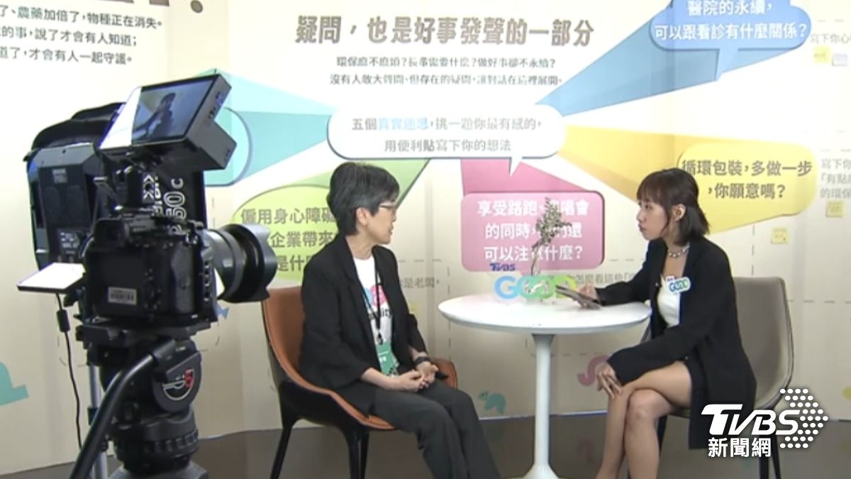 《地球解方2026永續設計行動年會》現場還打造「移動新聞台」,邀請與會者即時交流,激發更多元的永續想像。(圖/TVBS)