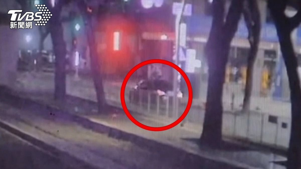 凌晨猛撞路邊變電箱!高雄47歲男「無照駕駛」下場曝光