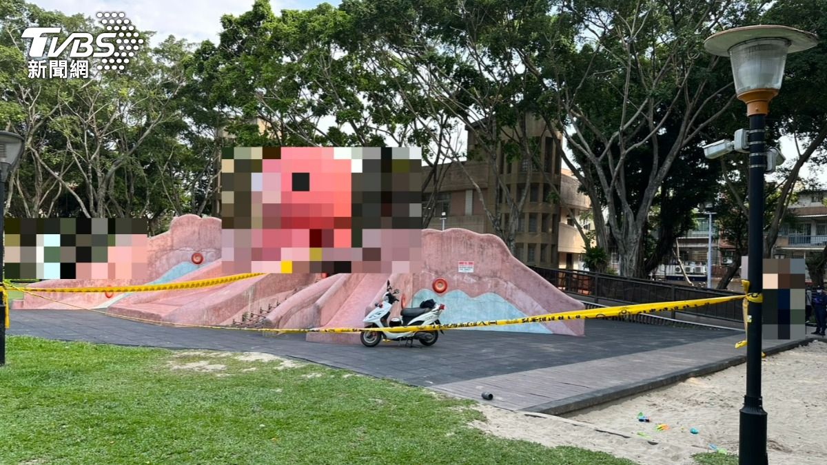 板橋溪北公園驚見男子陳屍溜滑梯,警方封鎖現場調查中。(圖/TVBS)