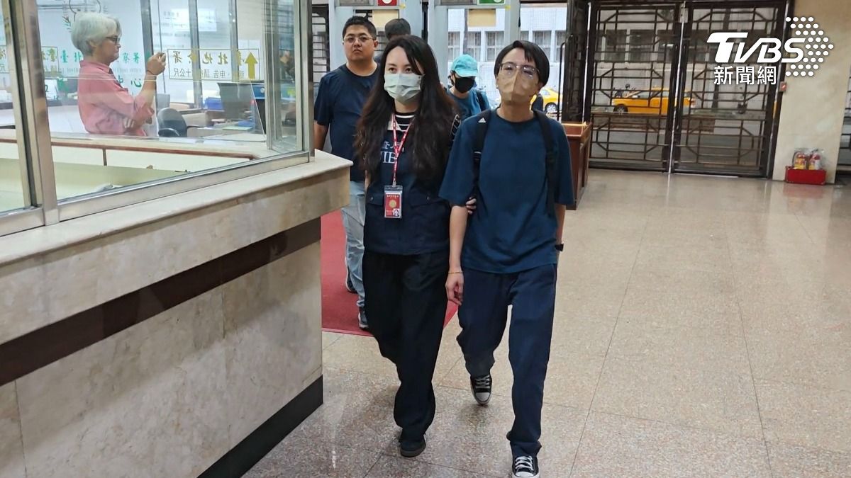 股務人員林惠婷（前）、吳皓齊（後）各10萬交保、後方戴帽會計邱女請回。（圖／TVBS）