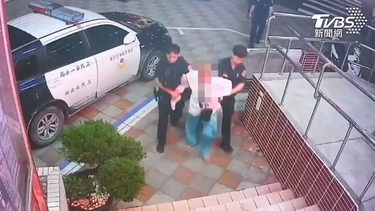 事後男子因又去躺臥車道中央,四名員警緊急將他抬離現場,原本500元罰單因影響交通再加罰500元,罰則直接翻倍(圖/TVBS)