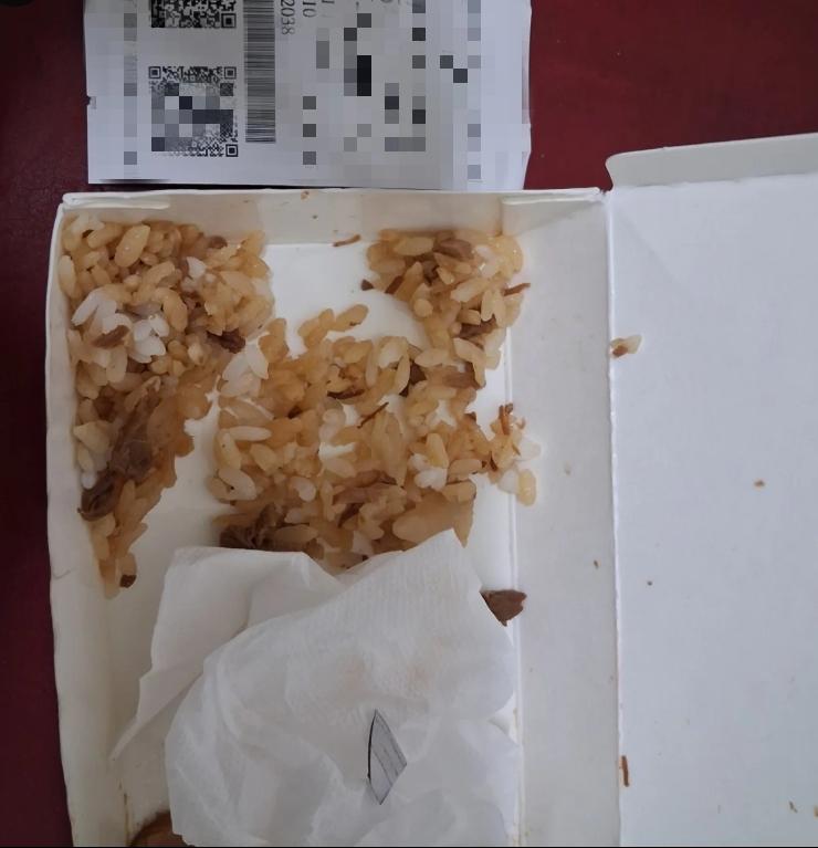 一名網友在便當裡吃到刀片。(圖/threads@h.yanqi授權提供)