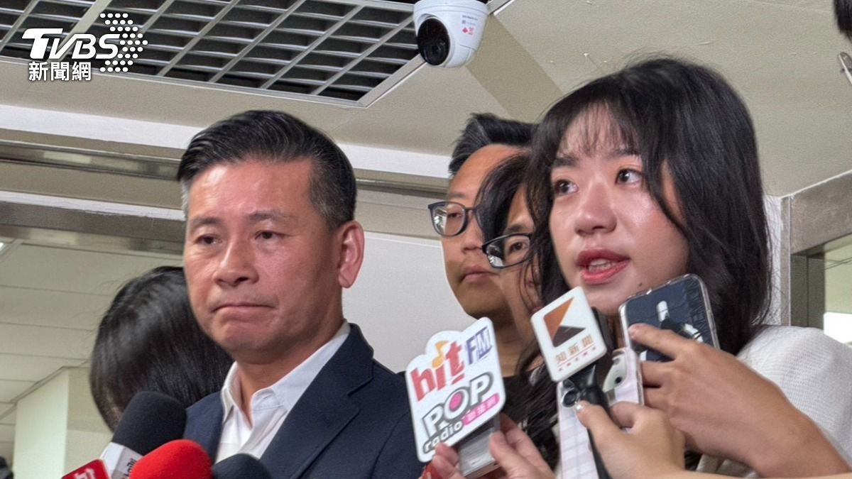 楊智伃(右)初選落馬當場落淚。(圖/陳怡潔攝)