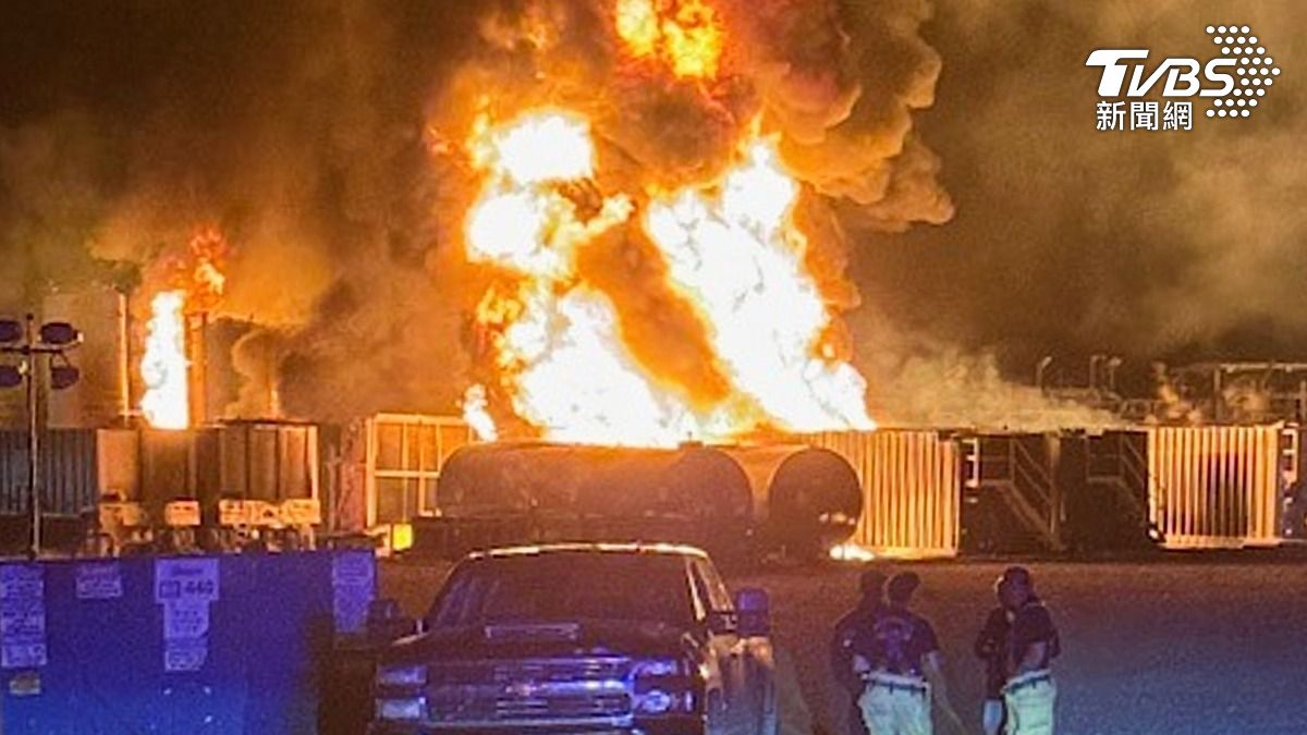 德州油井深夜爆炸起火。（圖／達志影像美聯社）