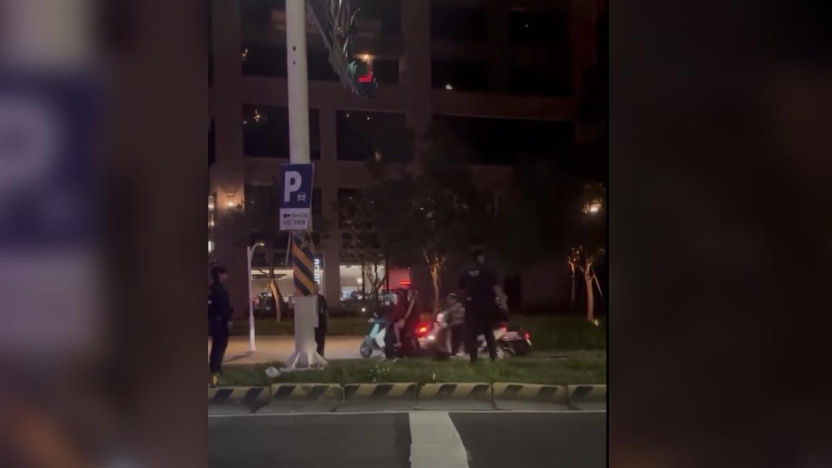 大批警力發動圍捕,在車陣中成功將嫌犯包夾壓制。(圖/翻攝 Threads@__lin69)