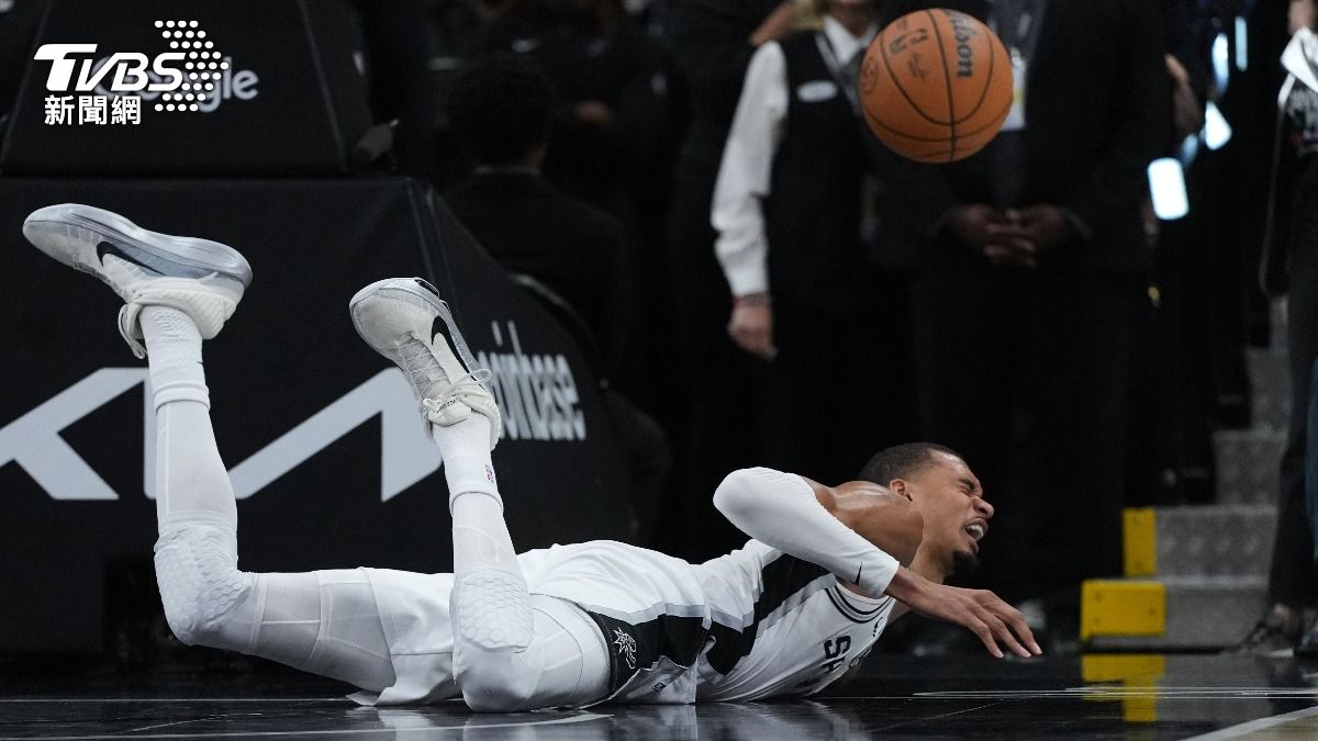 NBA季後賽／馬刺G2傳噩耗！文班亞馬頭部撞地退場　拓荒者扳平系列賽