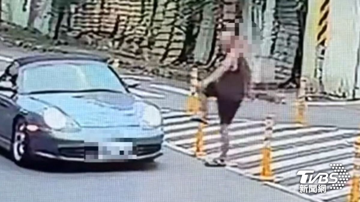 男闖路中央攻擊車輛!猛踹汽機車。(圖/TVBS)