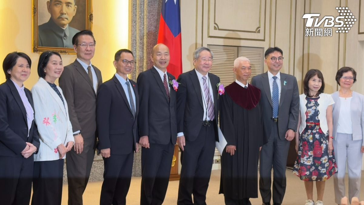 立法院今(22)日舉行遞補立委許忠信宣誓就職儀式,並由立法院長韓國瑜出席主持。(圖/劉庭宇攝)