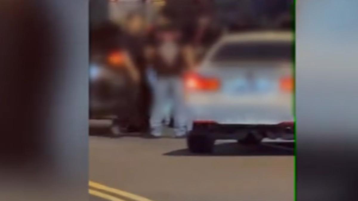兩名男子為了搶路邊車格動手。(圖/TVBS)