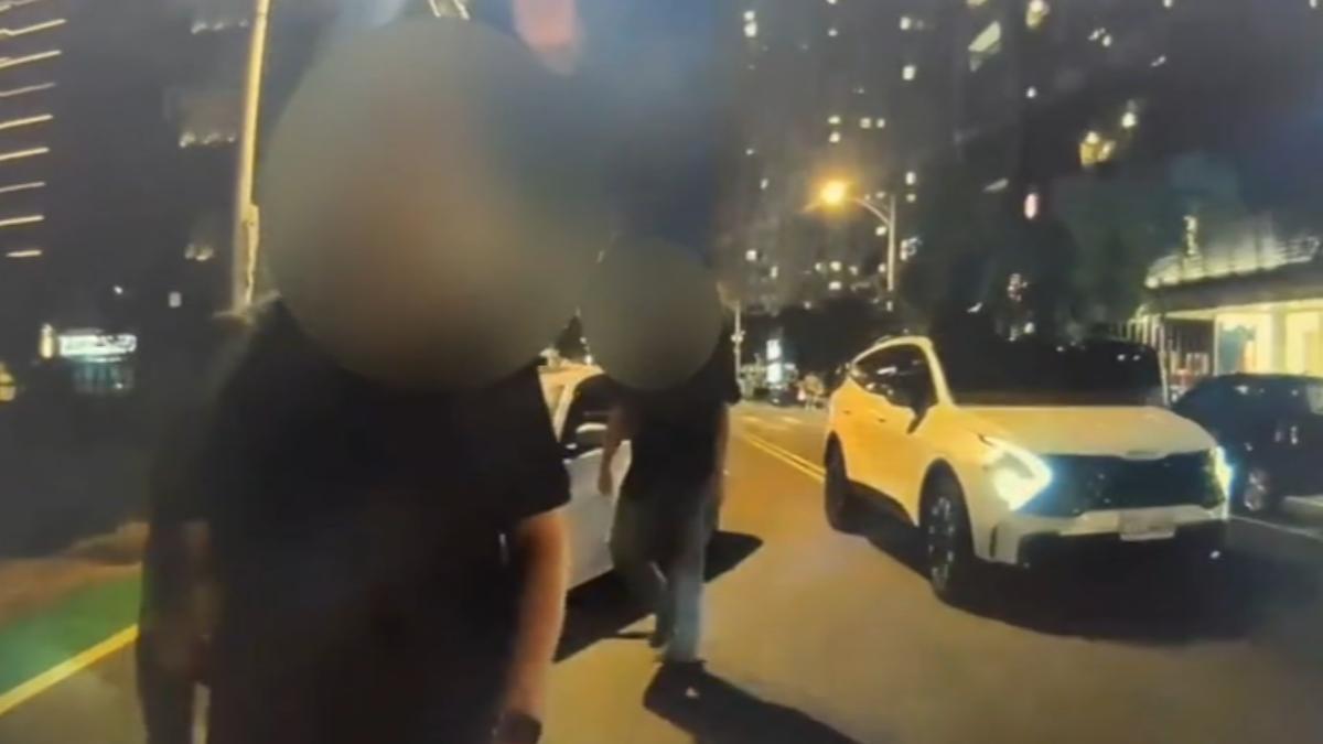 兩名男子為了搶路邊車格動手。(圖/TVBS)
