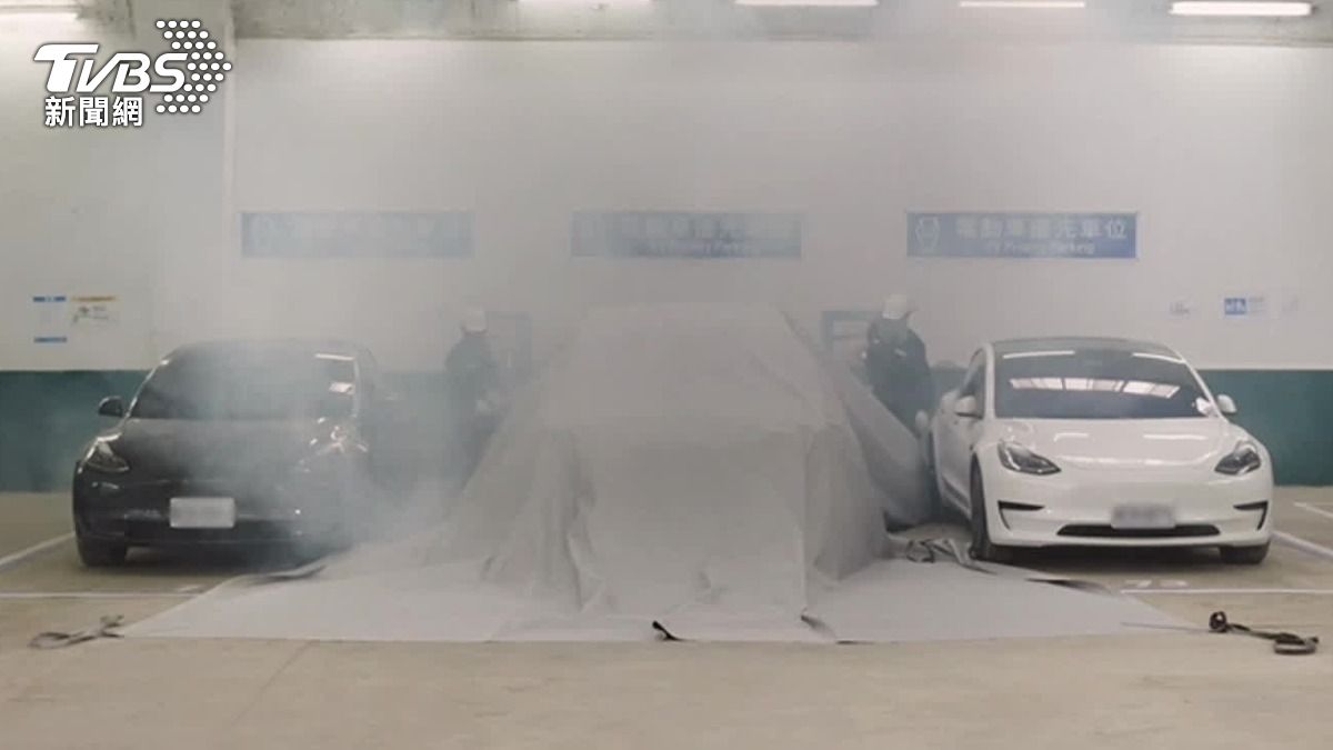 中保推出電動車防火毯,可以先控制住火勢、避免延燒。(圖/中保提供)
