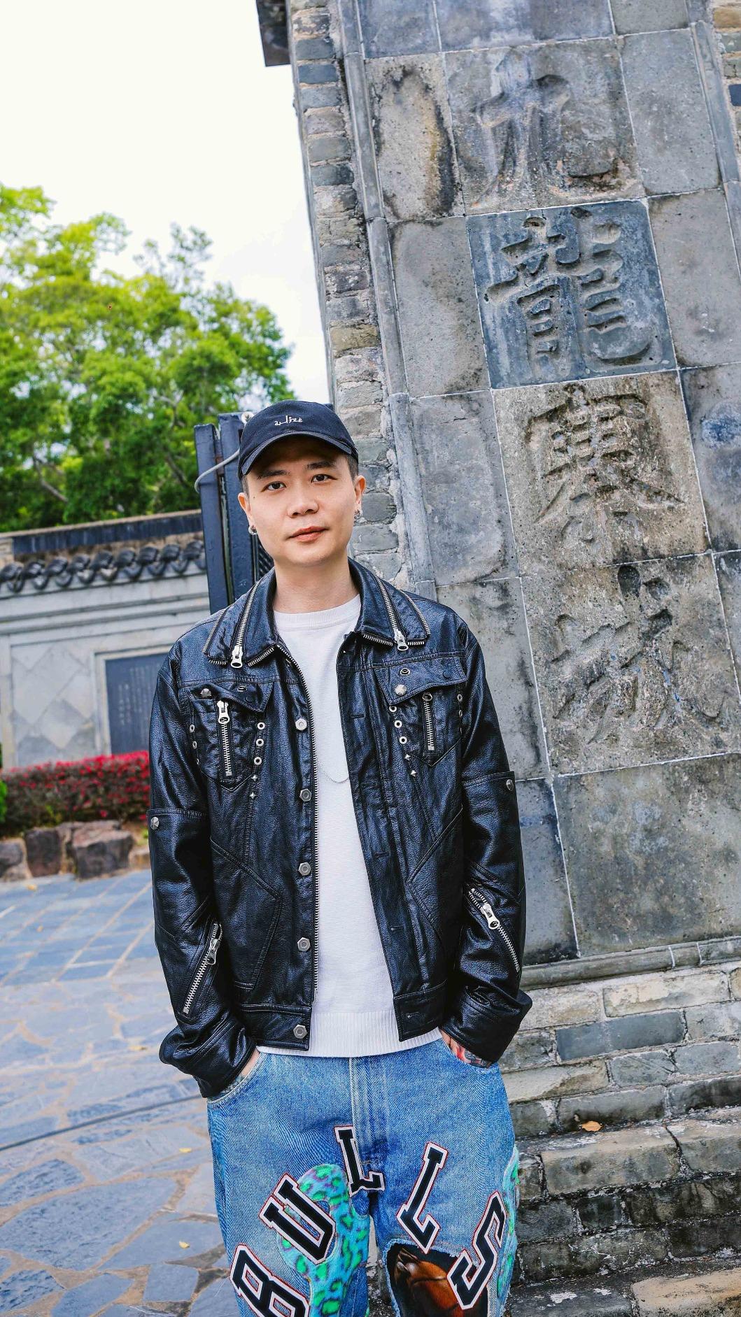 蕭秉治參觀九龍寨城公園,對現場嘆為觀止。(圖/相信音樂提供)