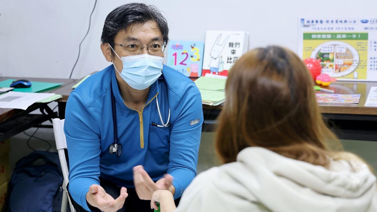 花蓮慈院兒保主任張雲傑攜手衛生所,深耕社區外展服務,助家長把握孩子成長黃金期。(圖/花蓮慈院提供)