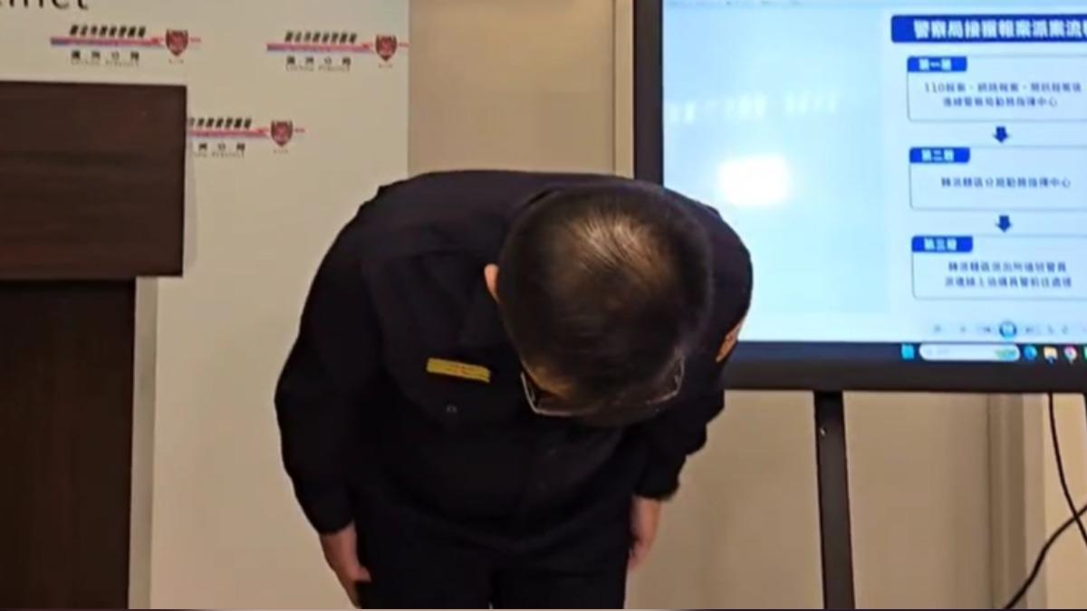 王耀輝代表蘆洲分局向店家、被害人鞠躬致歉。(圖/翻攝畫面)