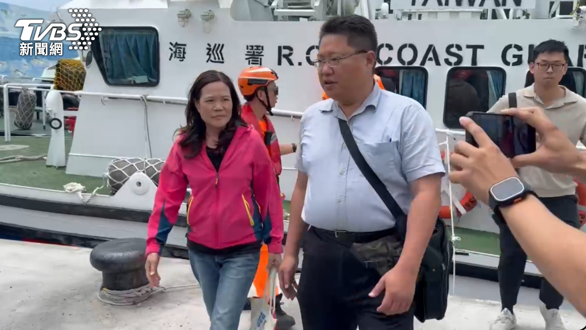台東縣議員王姷力遭檢調人員從綠島帶回台東問訊，她正面接受媒體的詢問，態度絲毫沒有閃躲。（圖／TVBS）