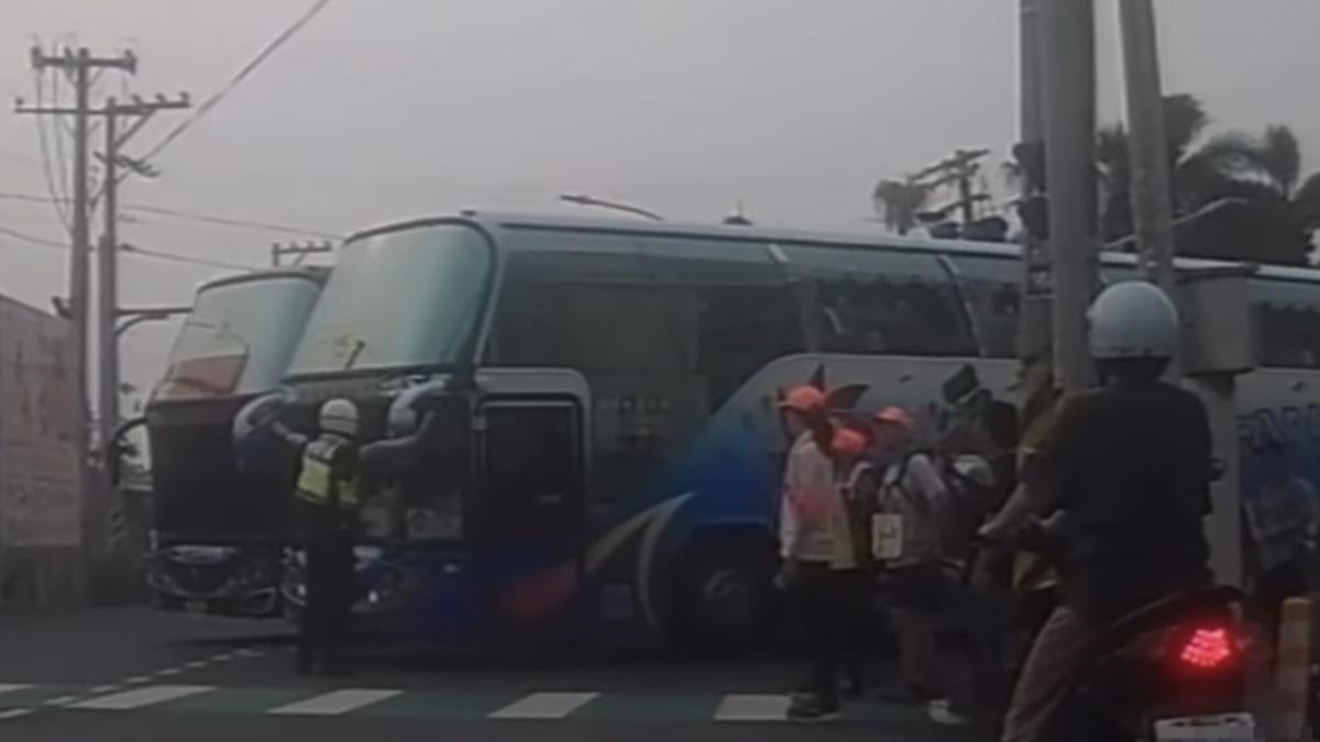 白沙屯媽祖15號香客車疑硬闖　警「肉身擋車」護行人畫面瘋傳