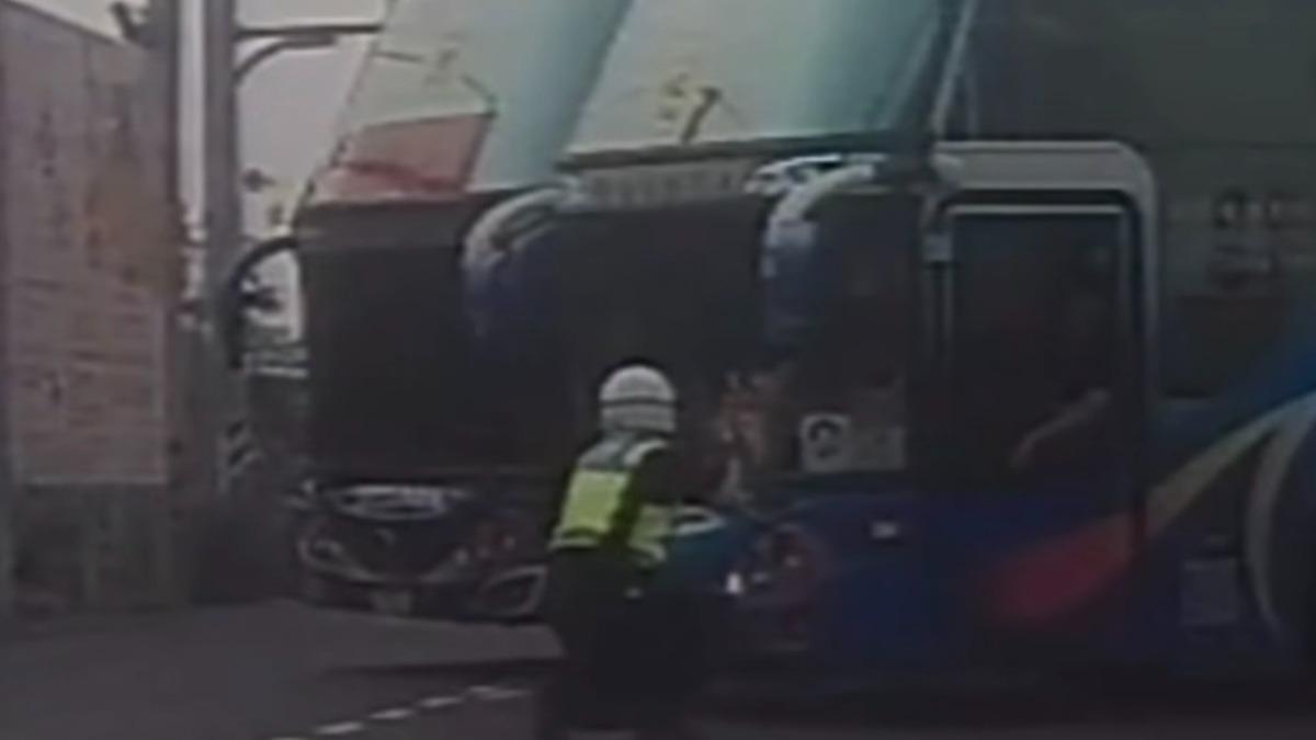 員警一度單膝跪地。(圖/翻攝畫面)