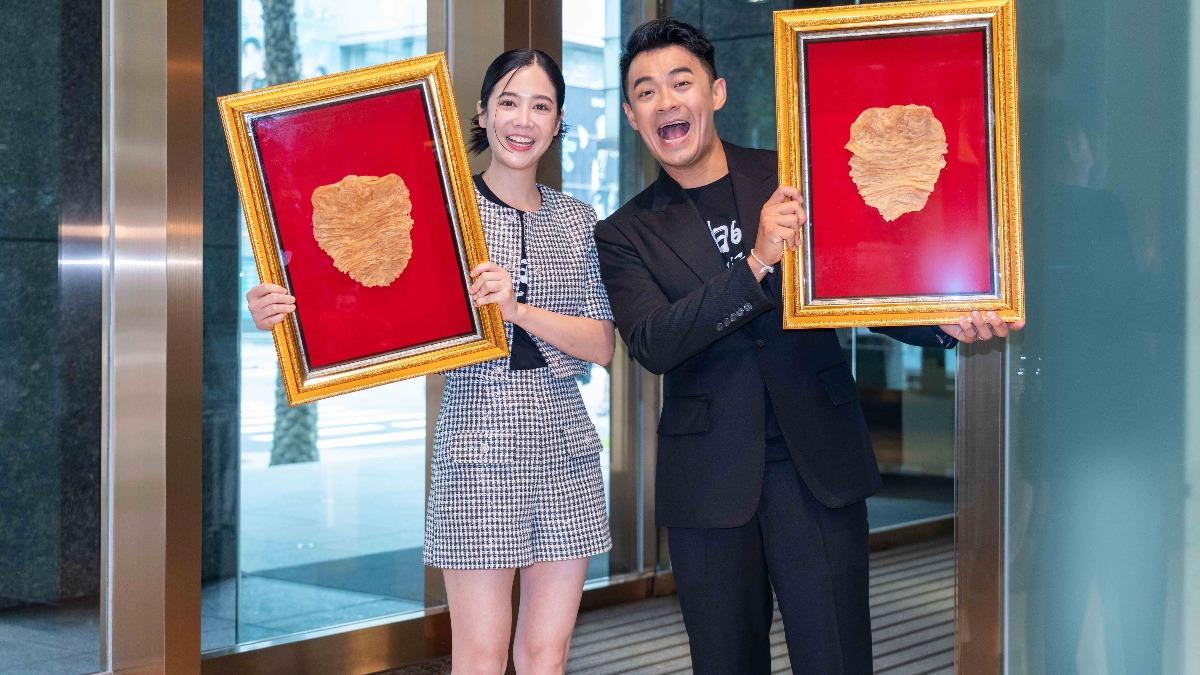 融融、黃可欣收到100多公斤的珍貴魚鰾。(圖/八大提供)