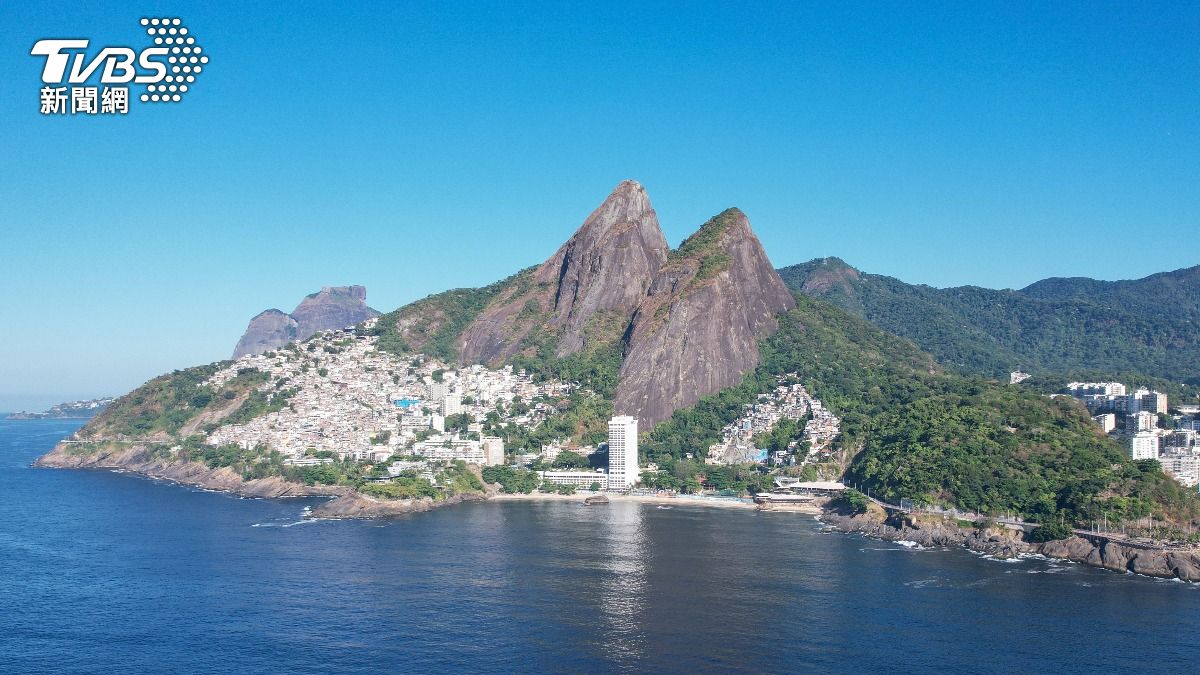 巴西里約熱內盧知名景點「兩兄弟山」。(圖/shutterstock達志影像)