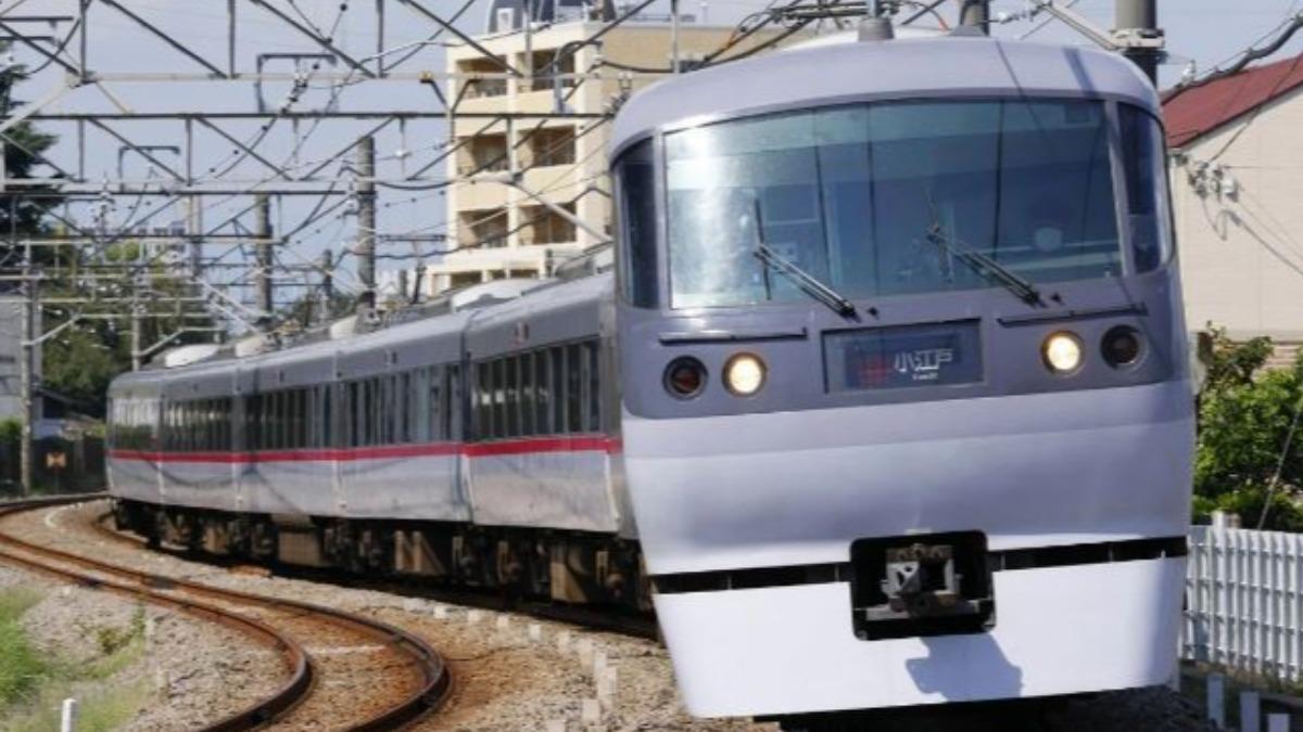 西武新宿線現行的10000系「New Red Arrow」特急車輛。(圖／西武鐵道提供)