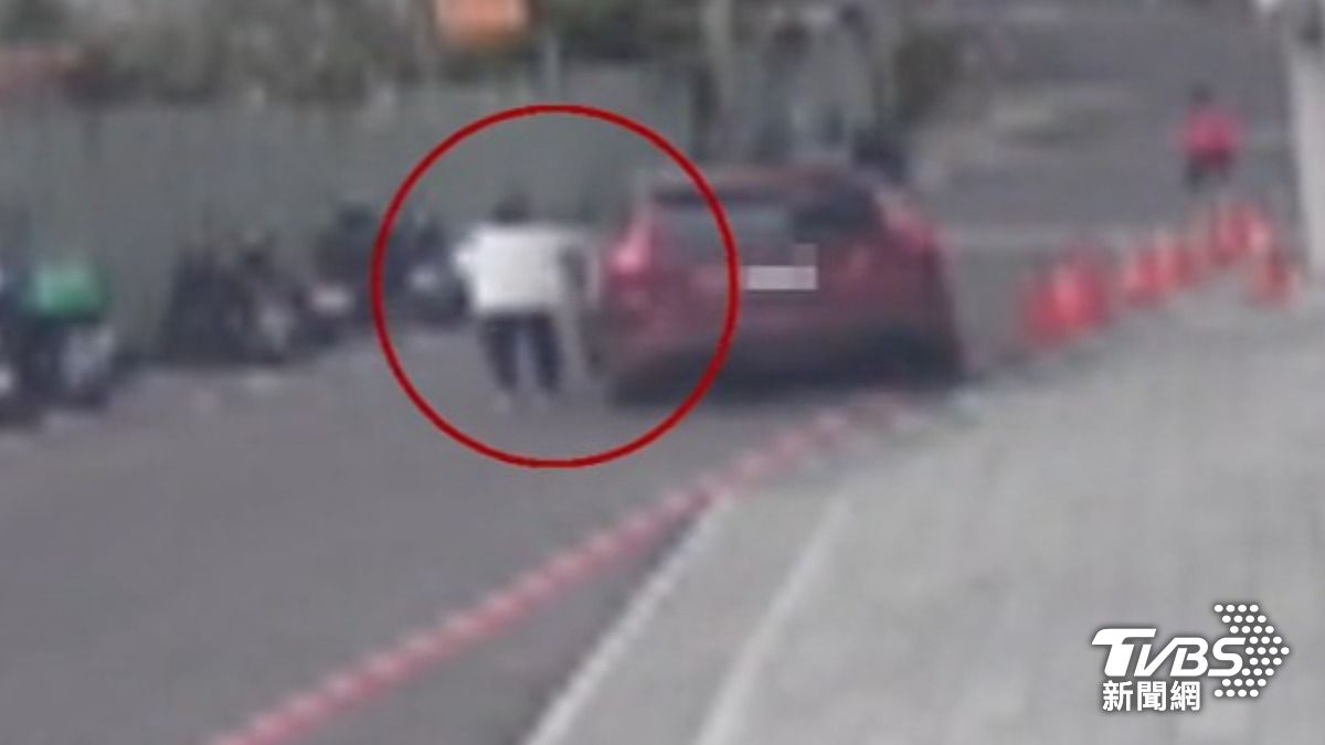 遭裁員!為了交接起爭執,38歲女控遭老闆開車拖行。(圖/TVBS)