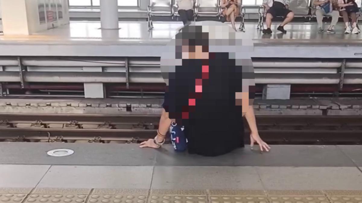 台中阿嬤冒死跳鐵軌撿100元。（圖／threads@yh.sky_0326授權提供）