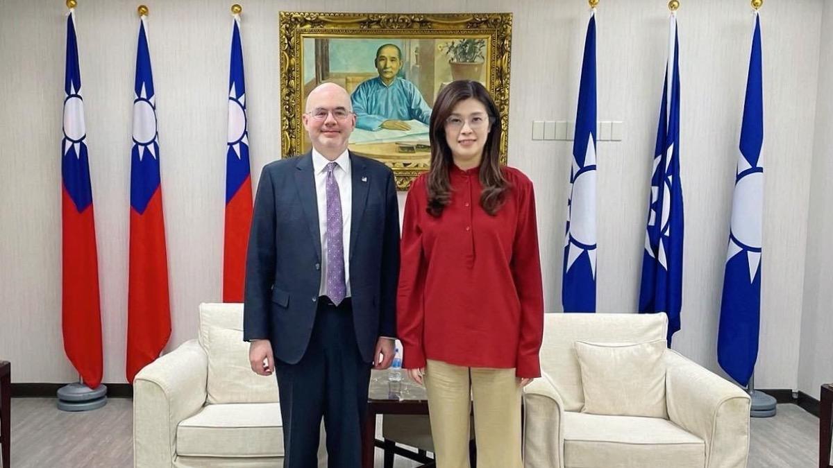 美國在台協會（AIT）處長谷立言、國民黨主席鄭麗文。（圖／國民黨提供）