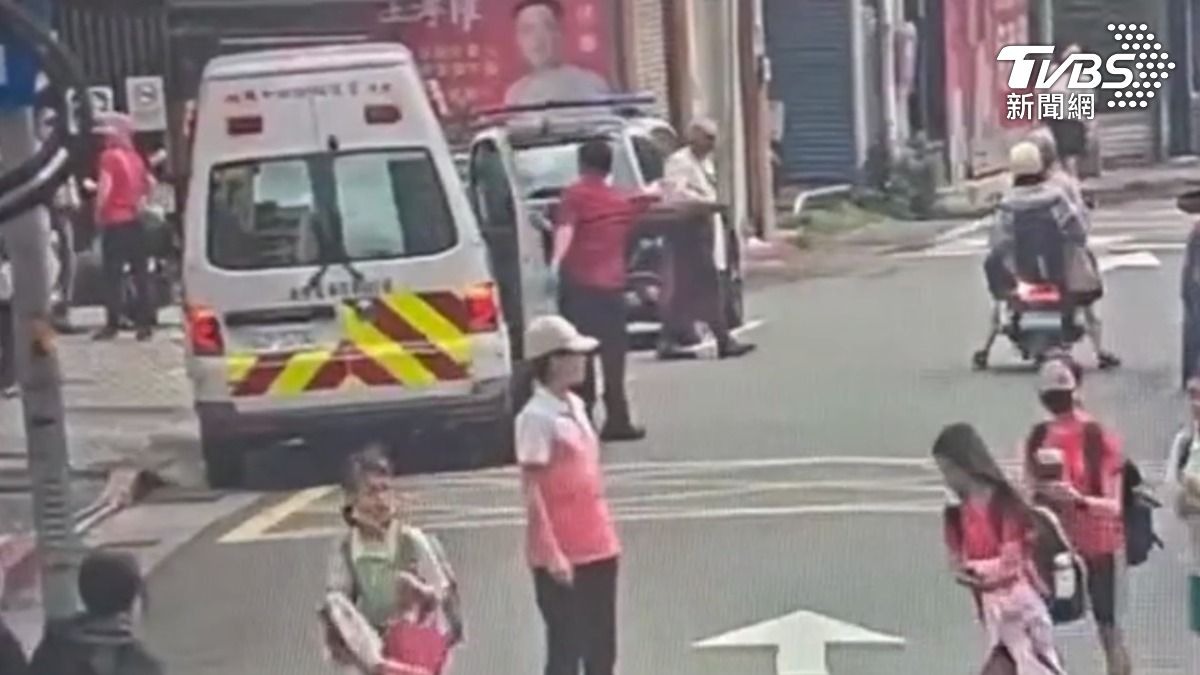 男隨機攻擊釀2人傷，帶返派出所後情緒激動遭強制送醫。（圖／TVBS）