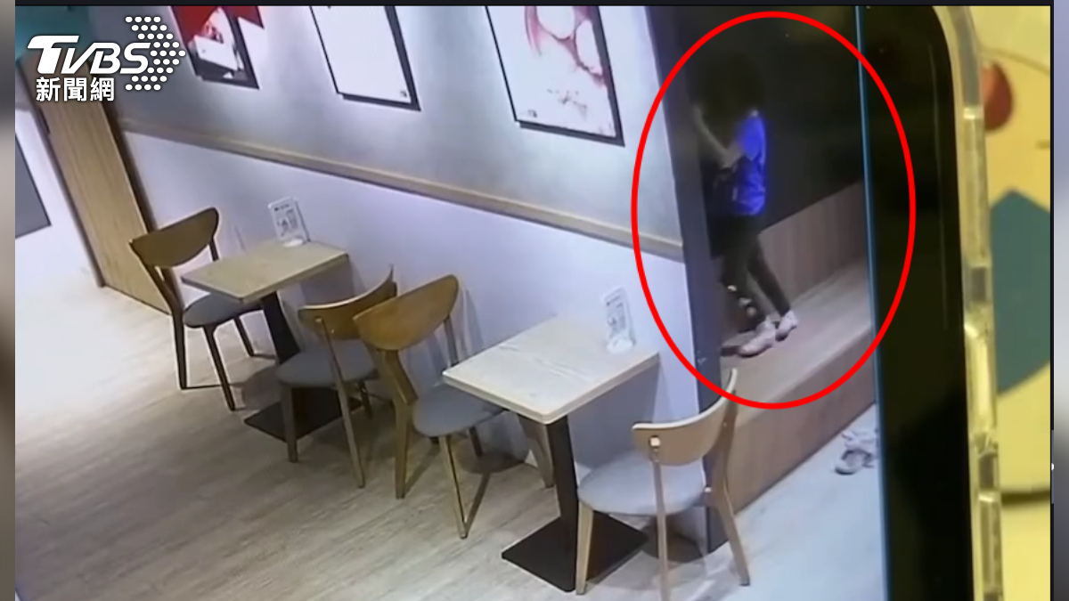 高雄李小姐,前年底帶著四歲女兒到一間連鎖速食店,參加體驗活動,事後卻被店家指控,她女兒用指甲在店家的牆壁塗鴉作畫(圖/TVBS)