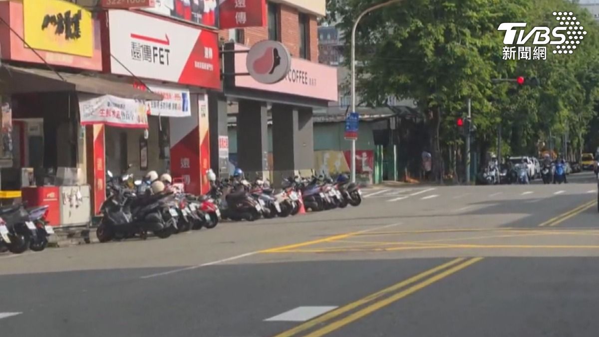 乘客指定下車地點,正好有整排機車停車位,擔心並排停車等候會違規,司機跟乘客溝通,後來乘客改地方還是紅線區域,雙方開始互吵,最後互相提告(圖/TVBS)