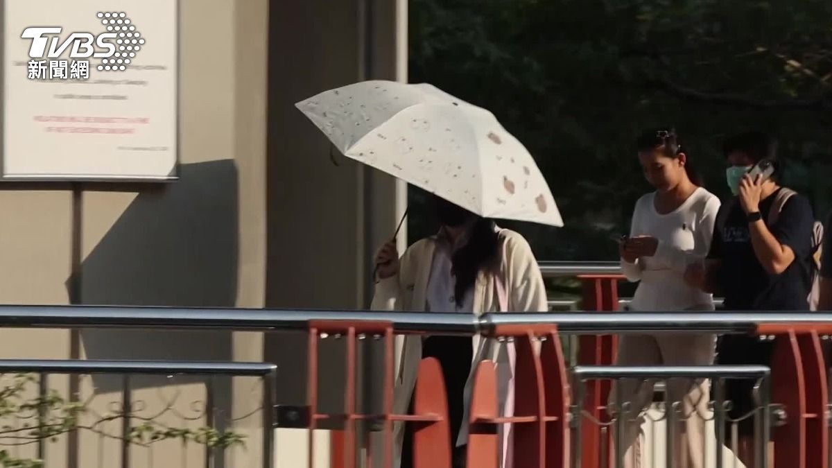 泰國近期飆出高溫,當地台人表示在戶外待五分鐘就快要受不了。(圖/TVBS)