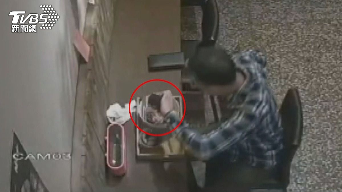 偷丟「衛生紙」進牛肉麵,男慣犯敲詐索賠10倍。(圖/店家提供)