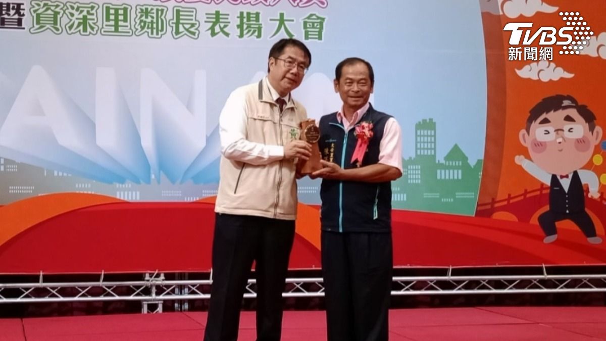 已擔任四屆大安里里長的陳瑞賀，也多次獲選特優里長，被對手控訴提告跟騷，里長低調表示不隨之起舞，也考慮反告誣告（圖／TVBS）