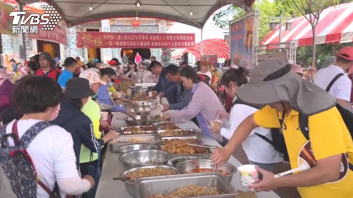 大甲媽回鑾有點心站準備上百隻烤雞，還有buffet形式的補給站