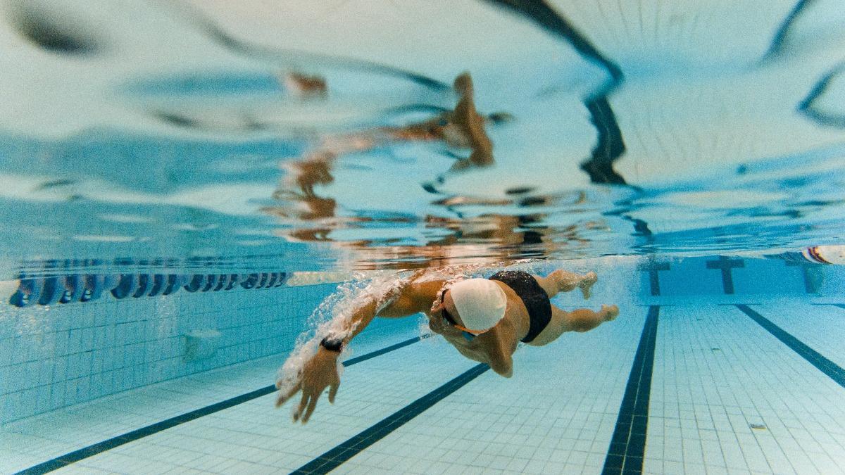 社區室內泳池，向來是討論度極高、評價分歧的公設之一。（圖／shutterstock達志影像）