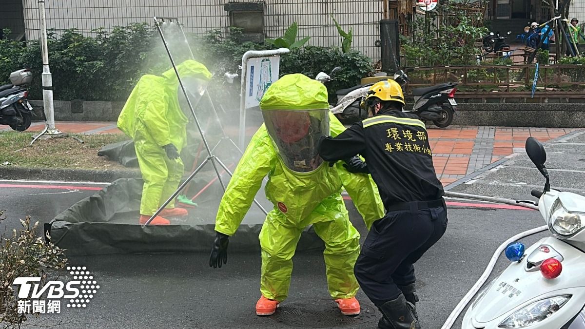 毒災隊緊急到場。(圖/TVBS)