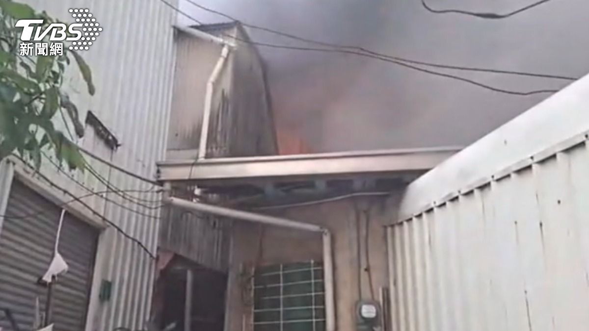 台南市青年路一處鐵皮空屋下午傳出火警,消防人員撲滅火勢後進入火場清理,意外在2樓發現一具焦屍。(圖/TVBS)