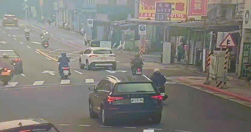 撞擊瞬間曝光。（圖／TVBS）