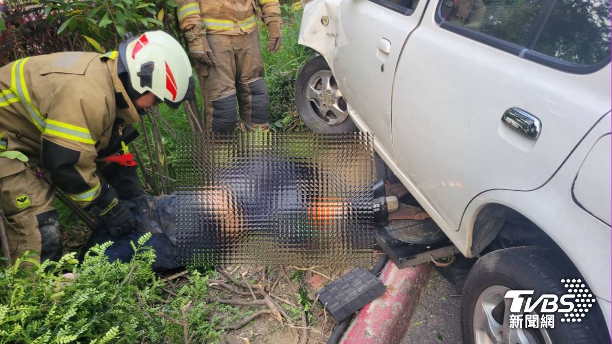 南科群創廠區車禍！4人受傷　46歲女員工「遭捲車底」