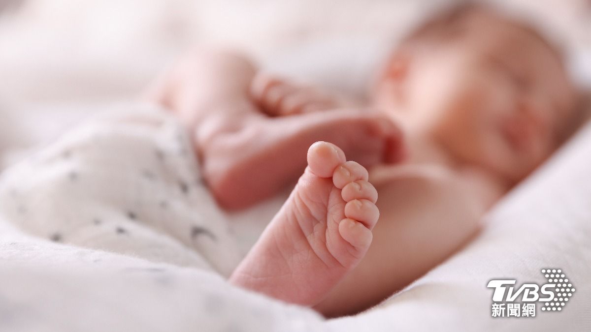 女嬰遭到生父虐打，眼睛上吊全身抽搐送醫。（示意圖，與事件無關／shutterstock達志影像）