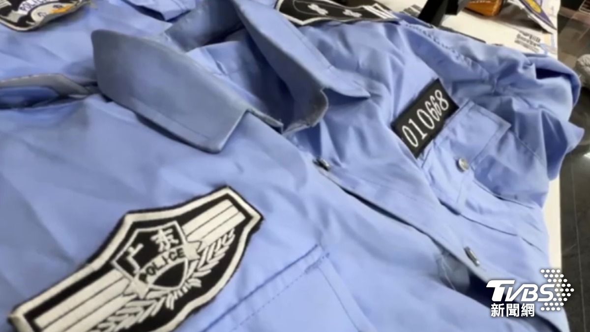 這些衣物，都是被用來騙香港人的假大陸公安制服。（圖／TVBS）