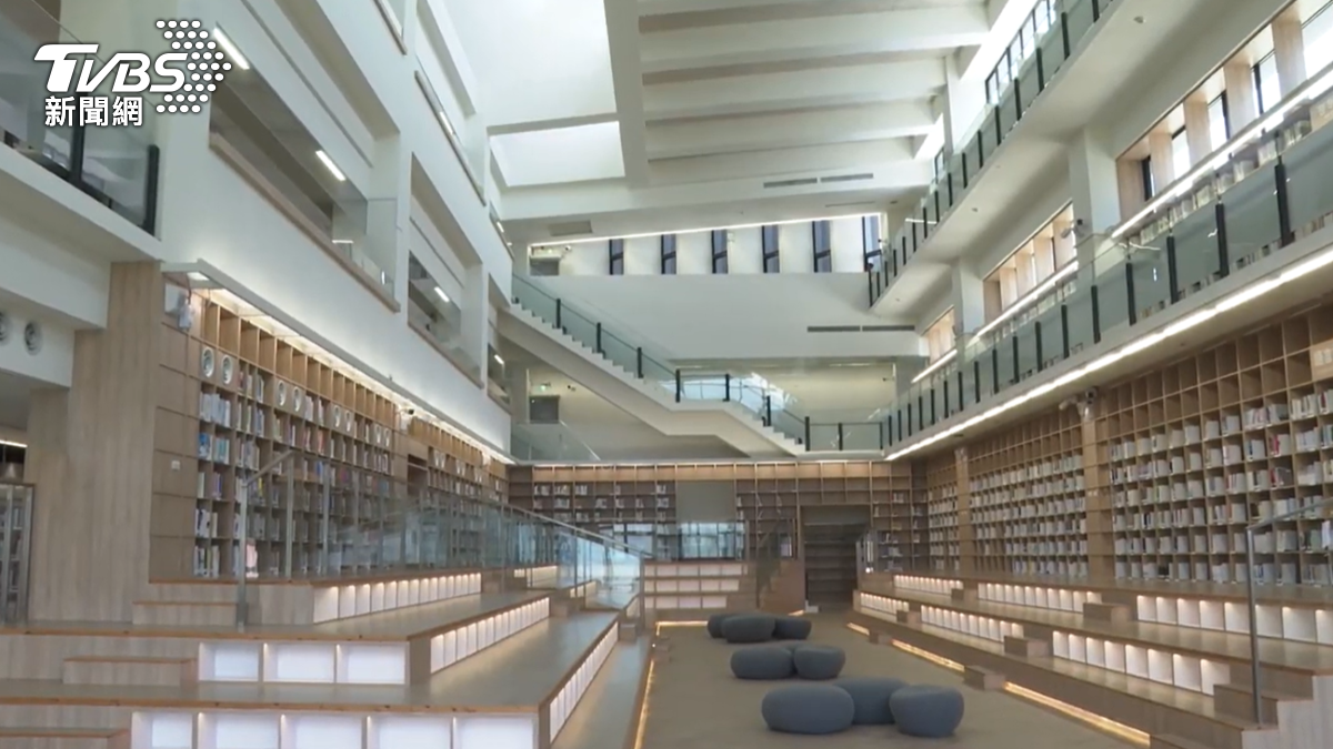 台東縣立圖書館總館,挑高4層樓、空間寬敞,歷經14年策畫興建,22日正式啟用營運。(圖/TVBS)
