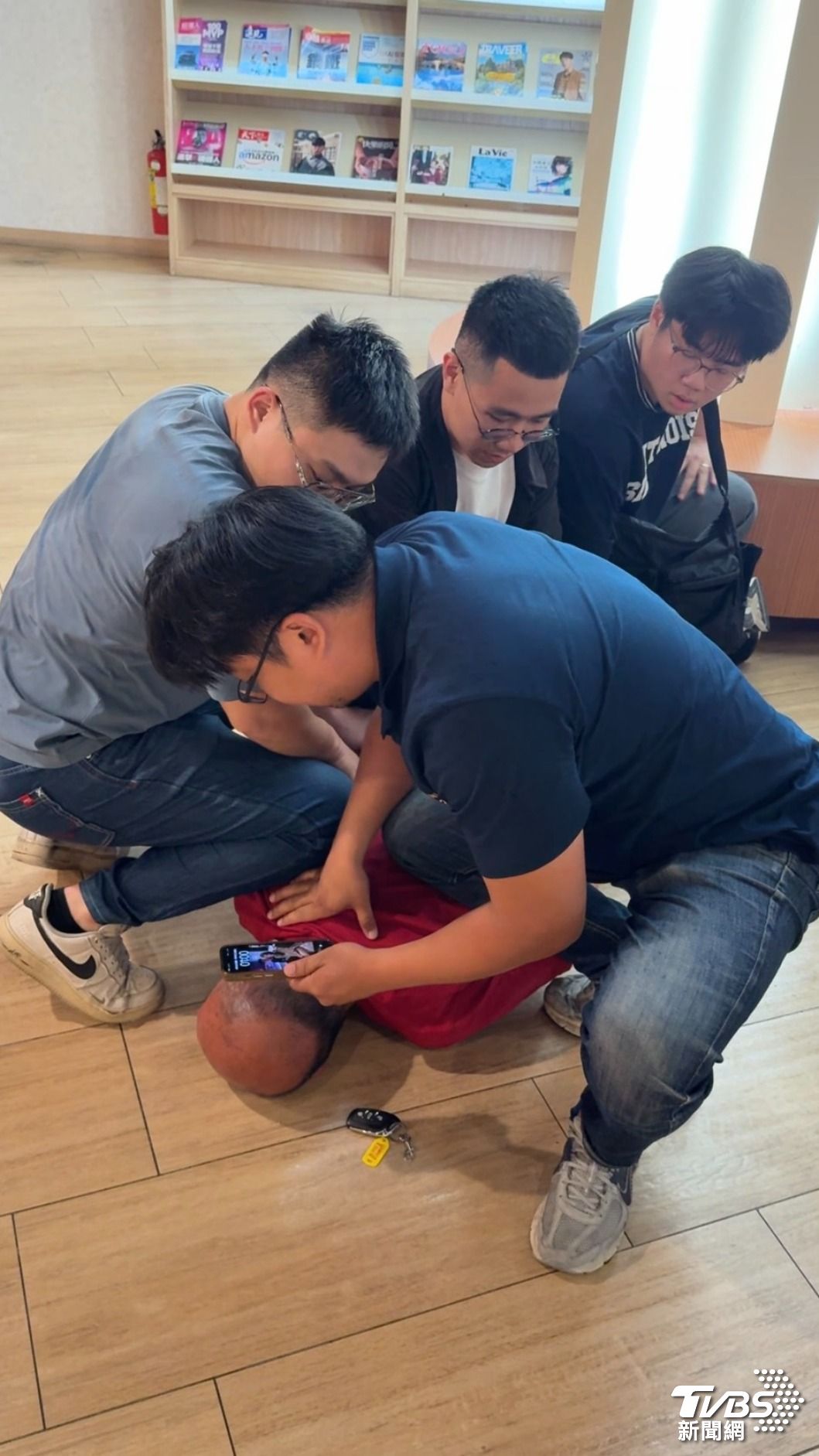 警方於今日凌晨1時許,在板橋區館前東路某複合式網咖漫畫店內,持新北地檢署核發之拘票逮捕杜姓男子。(圖/TVBS)
