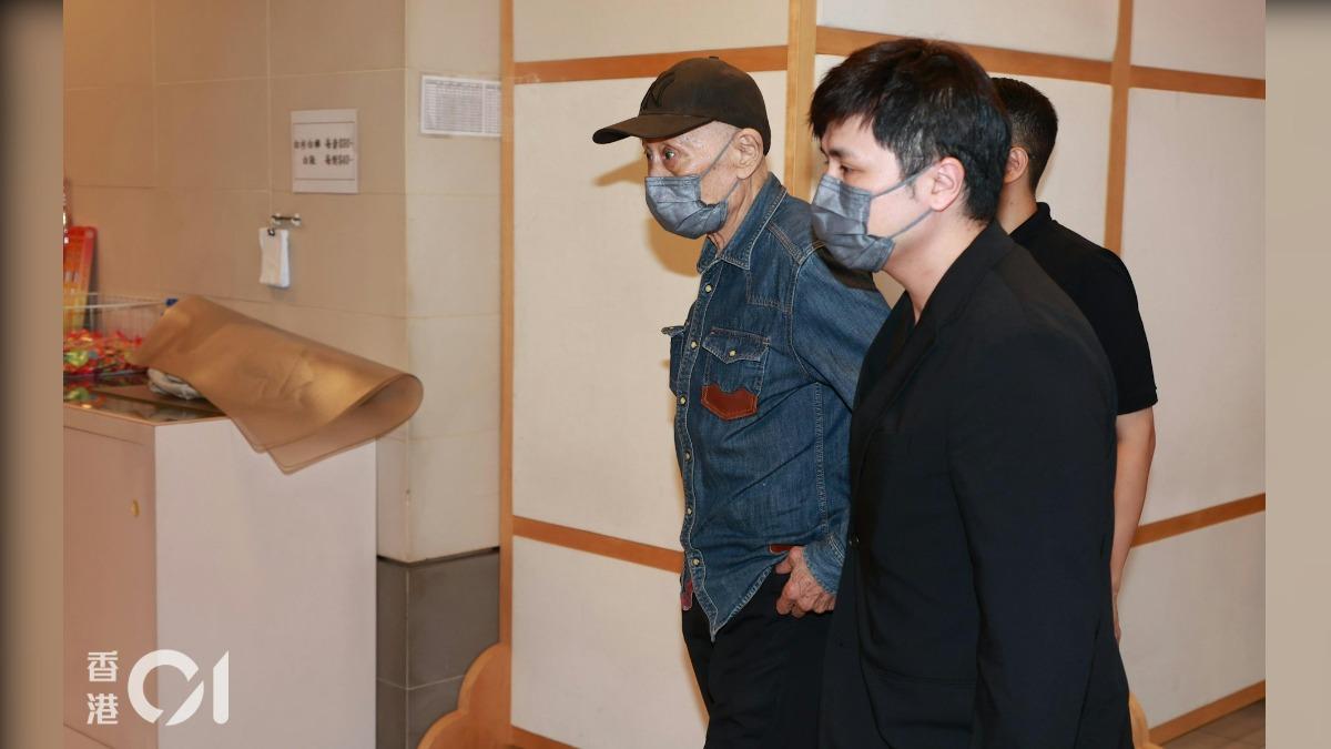 施明逝世設靈!李家鼎神情哀傷離去 步履蹣跚需由李泳豪攙扶