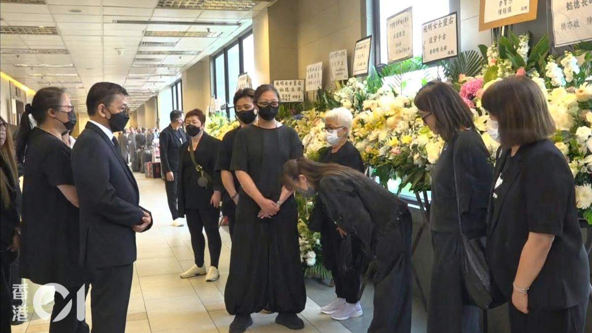 李泳豪老婆Agnes靈堂外守候半小時離開 向奶奶施明鞠躬