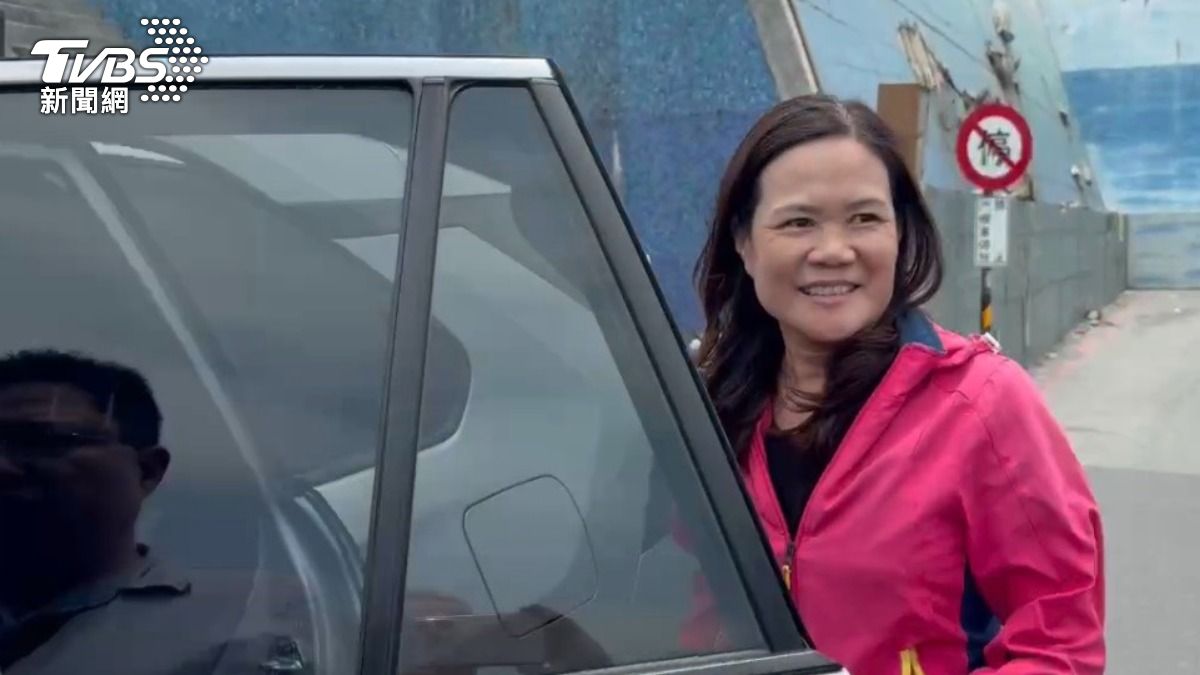 台東縣議員王姷力昨天中午在檢調人員陪同下，從綠島搭乘海巡船艇回台接受約談問訊。（圖／TVBS）