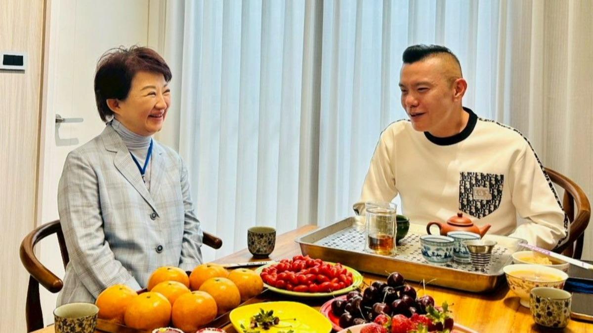 白營小雞喊「盧秀燕選總統」 柯文哲:2026先過關啦