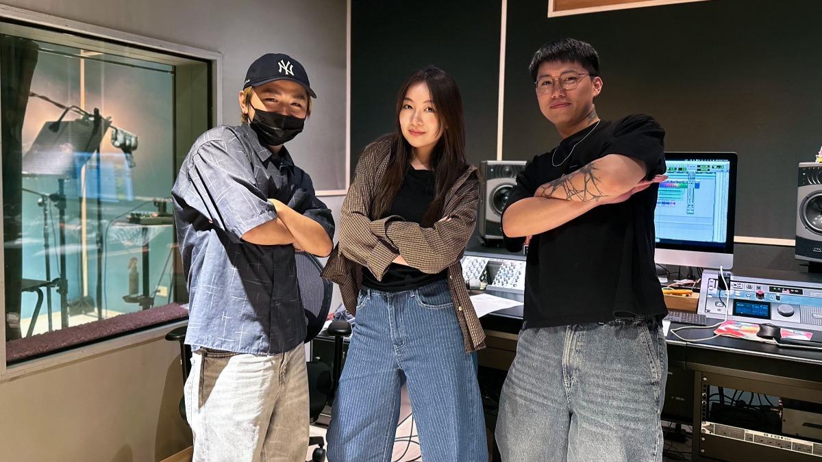 馬愷伶邀國際製作人趙權(左)操刀新歌,右為錄音師。(圖/嵐澄創藝提供)